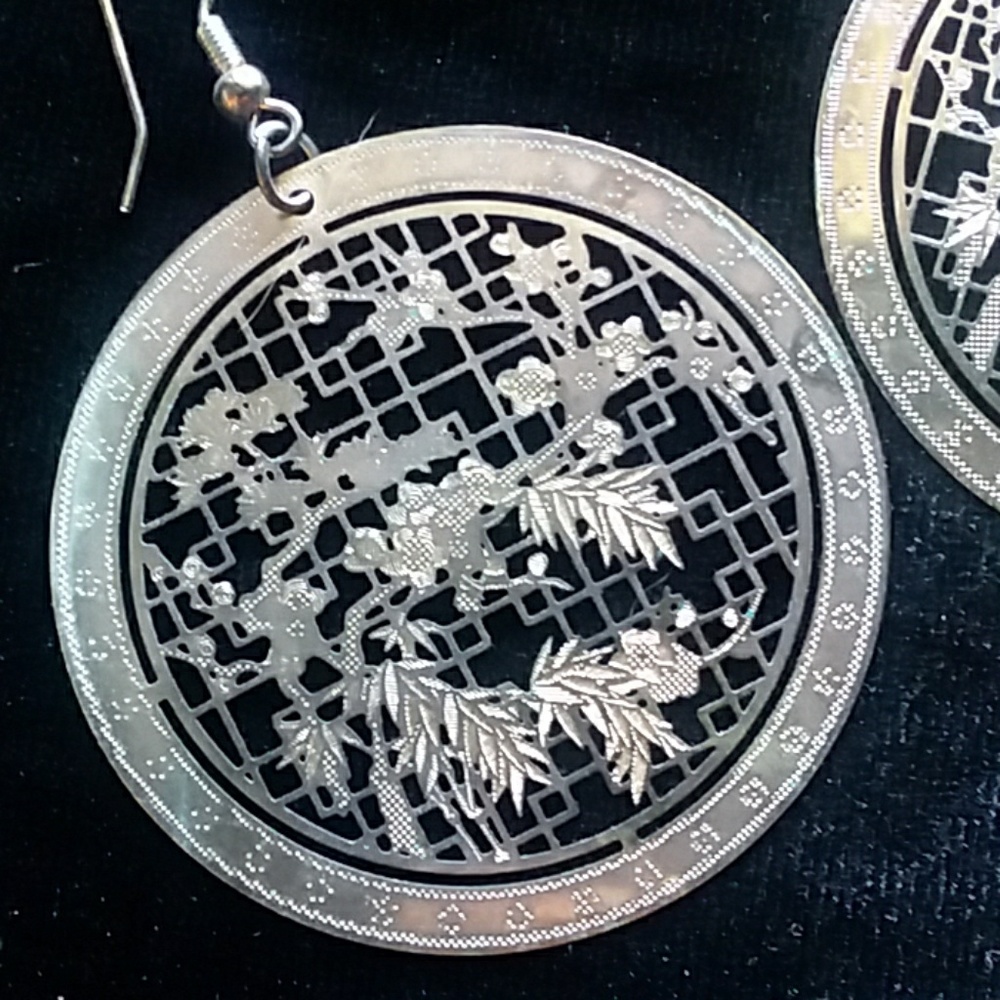 ❌SOLD❌🔷️For Charity🔷️ Floral Medallion earrings - Picture 2 of 7